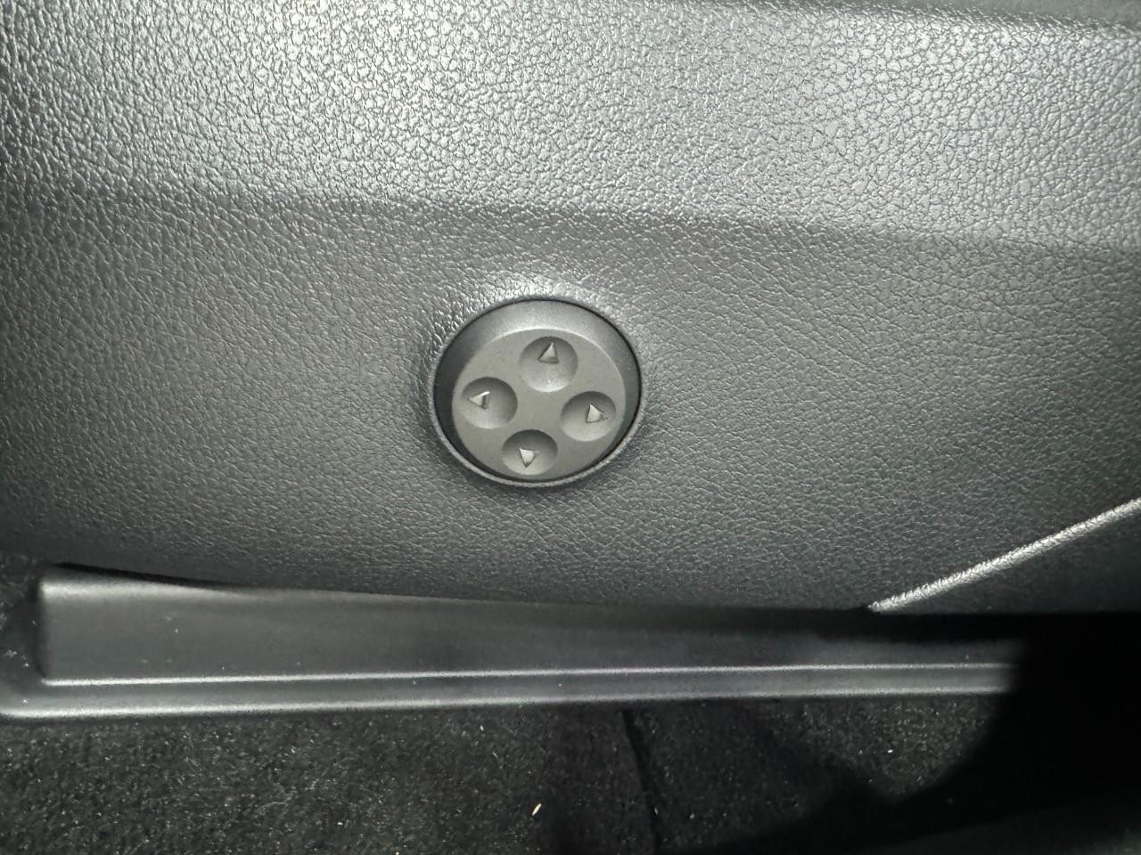 Mercedes-Benz GLC Vehicle Full-screen Gallery Image 29