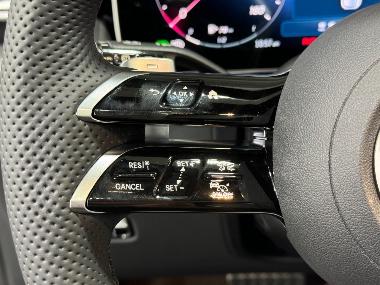 Mercedes-Benz GLC Vehicle Full-screen Gallery Image 31