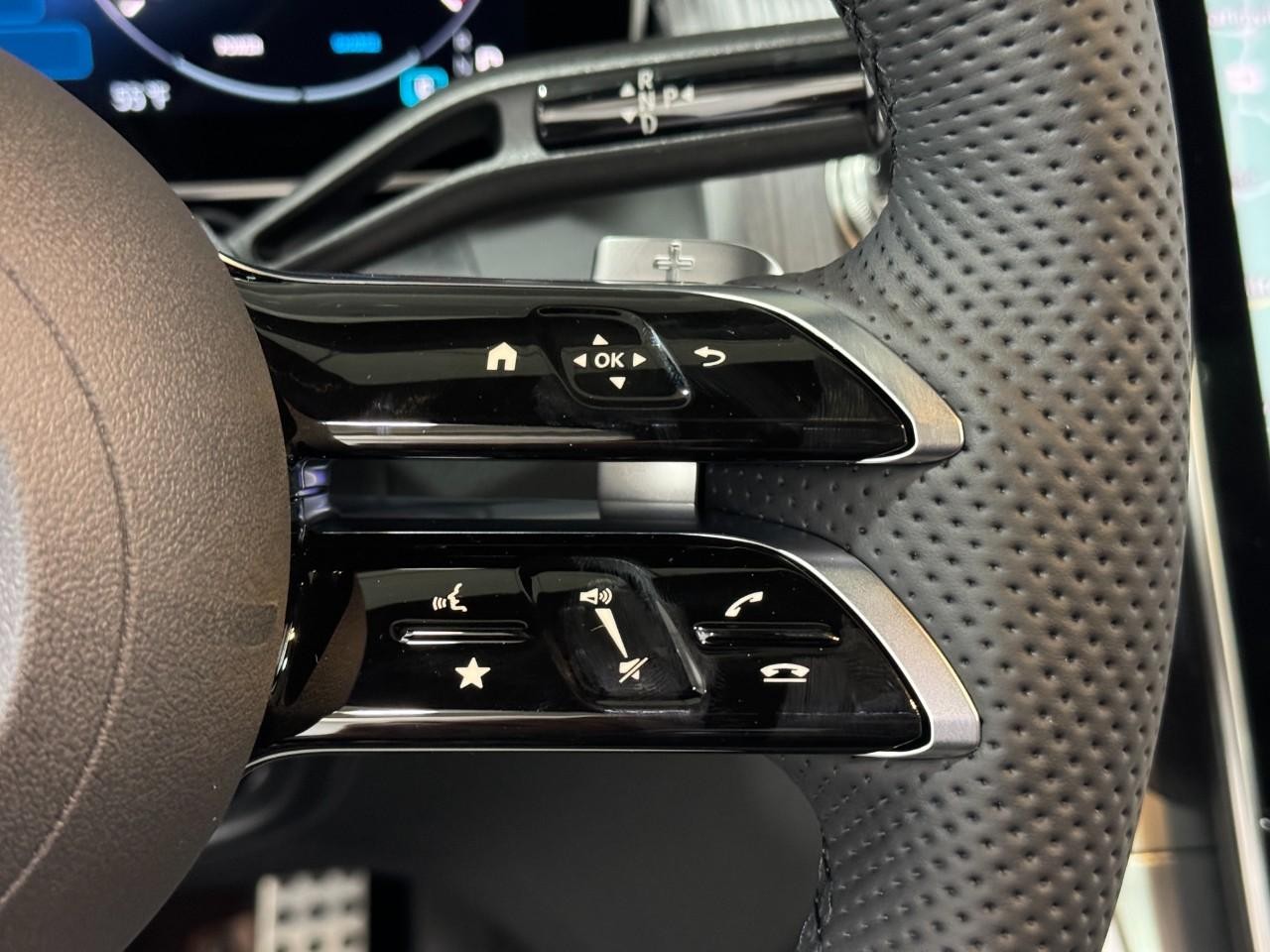 Mercedes-Benz GLC Vehicle Full-screen Gallery Image 32