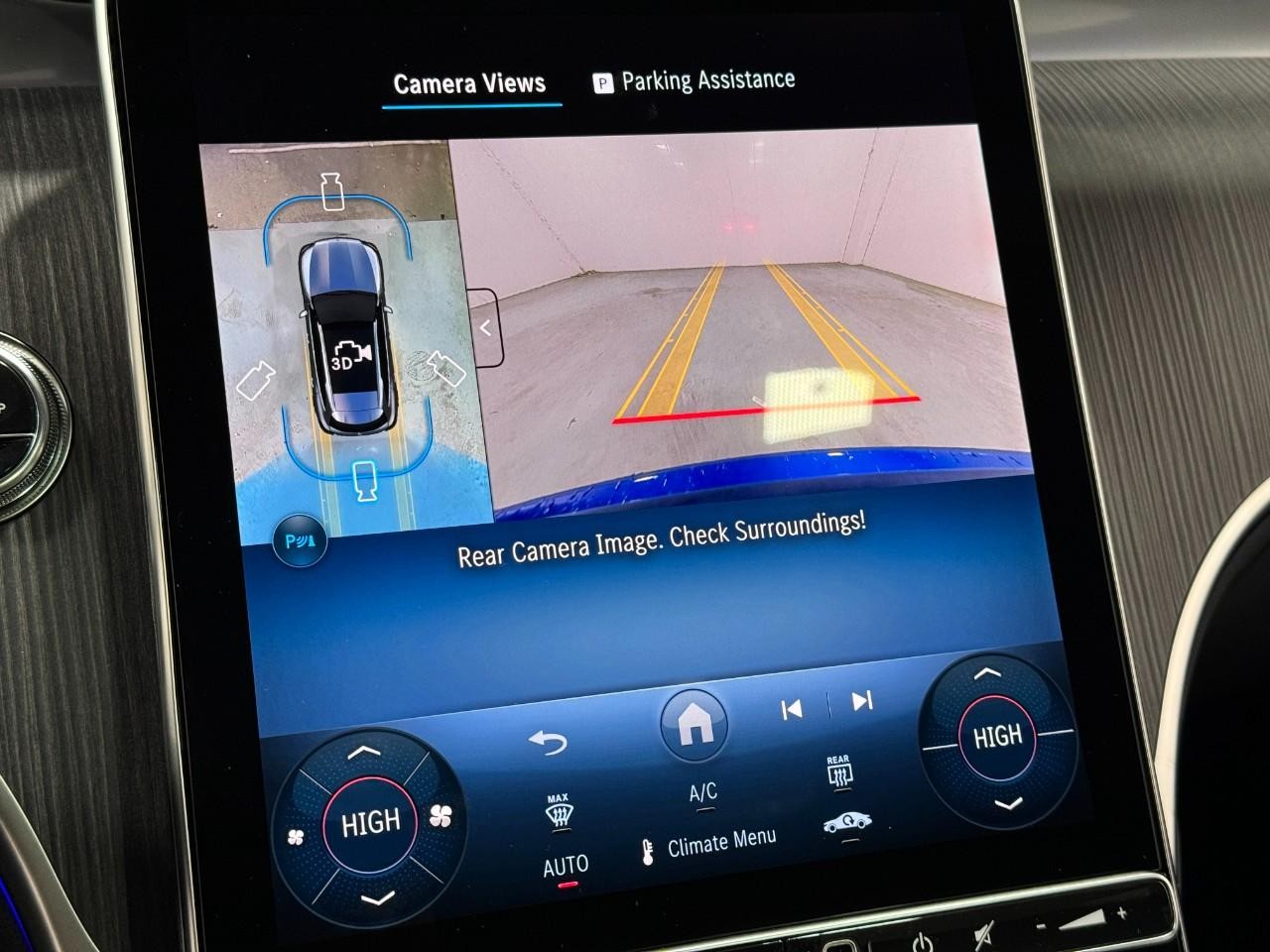 Mercedes-Benz GLC Vehicle Full-screen Gallery Image 35