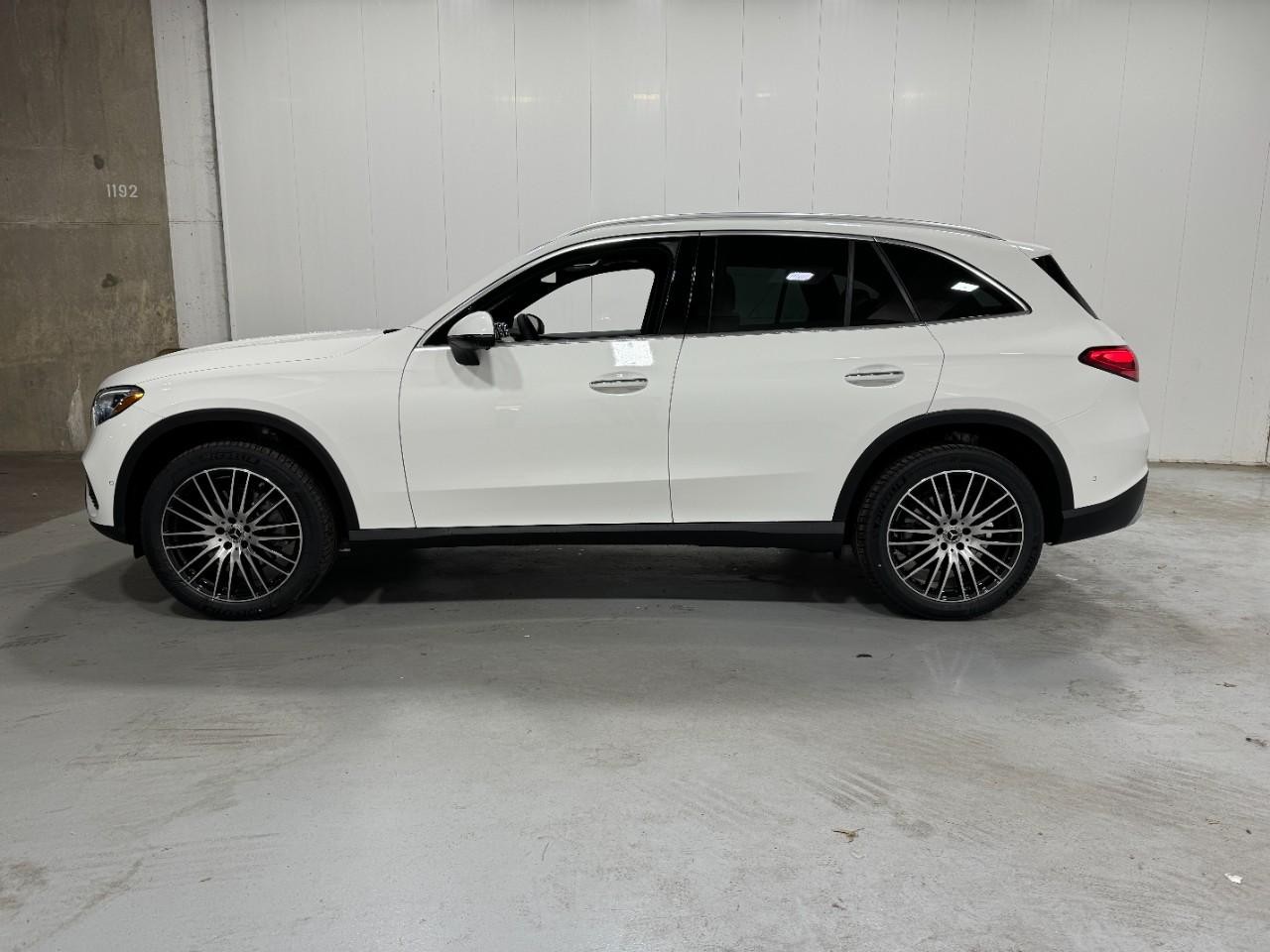 Mercedes-Benz GLC Vehicle Full-screen Gallery Image 2