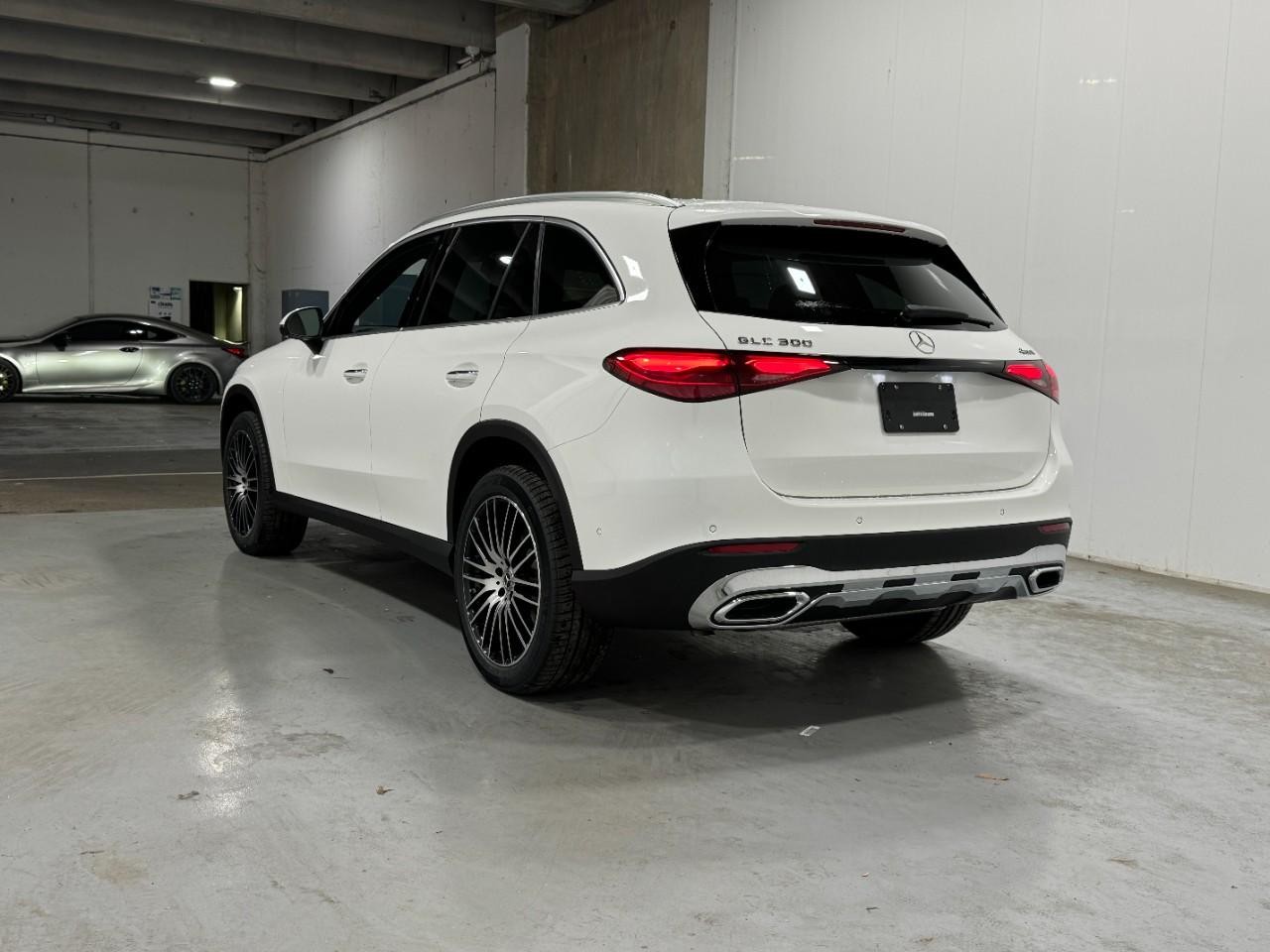Mercedes-Benz GLC Vehicle Full-screen Gallery Image 3