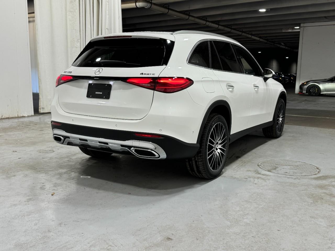 Mercedes-Benz GLC Vehicle Full-screen Gallery Image 4