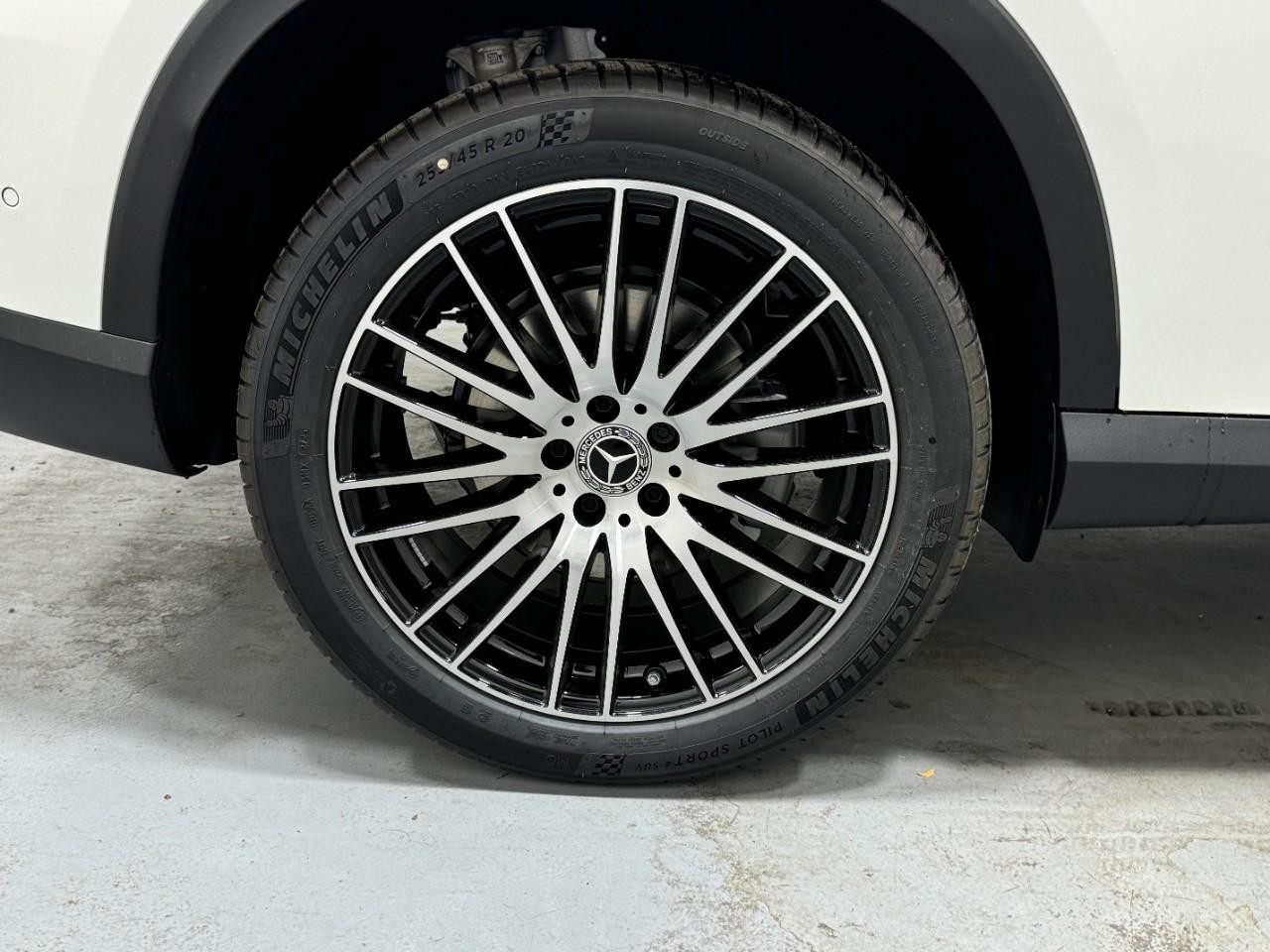 Mercedes-Benz GLC Vehicle Full-screen Gallery Image 5