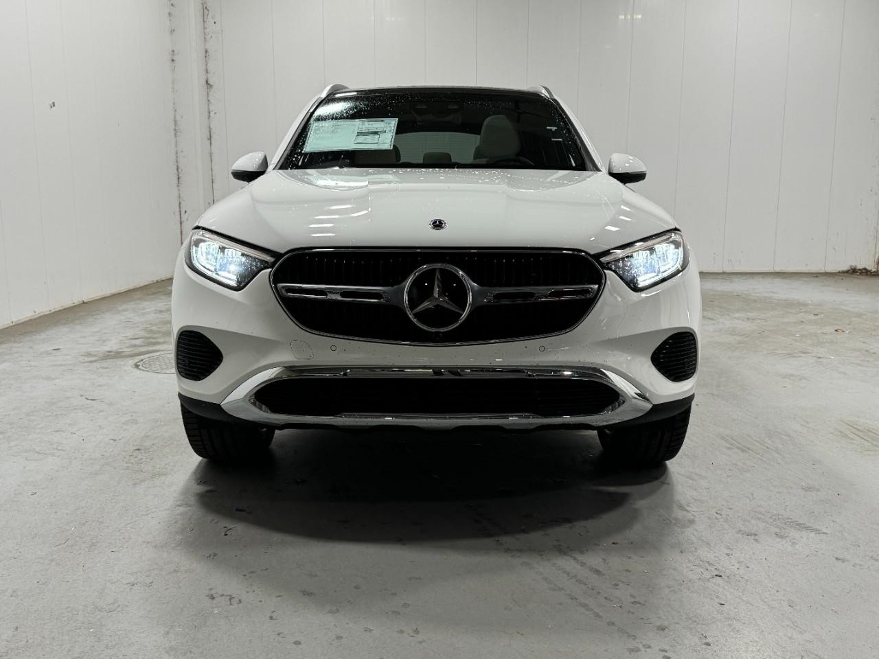Mercedes-Benz GLC Vehicle Full-screen Gallery Image 7