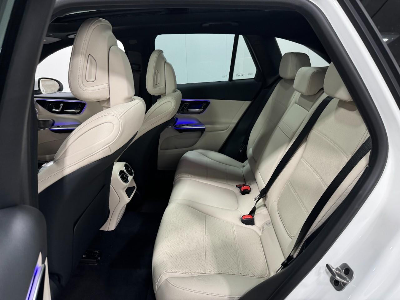 Mercedes-Benz GLC Vehicle Full-screen Gallery Image 8