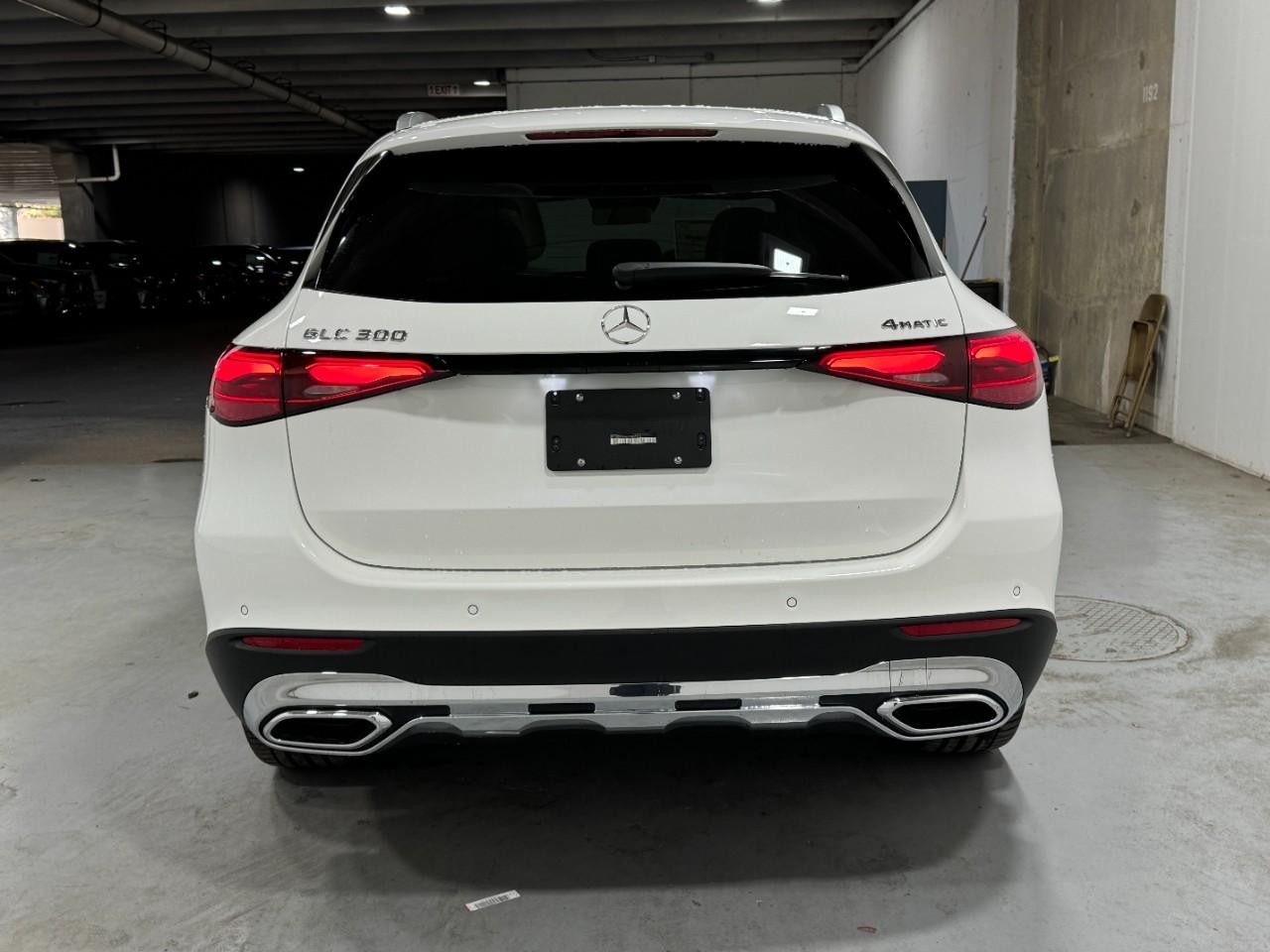 Mercedes-Benz GLC Vehicle Full-screen Gallery Image 9