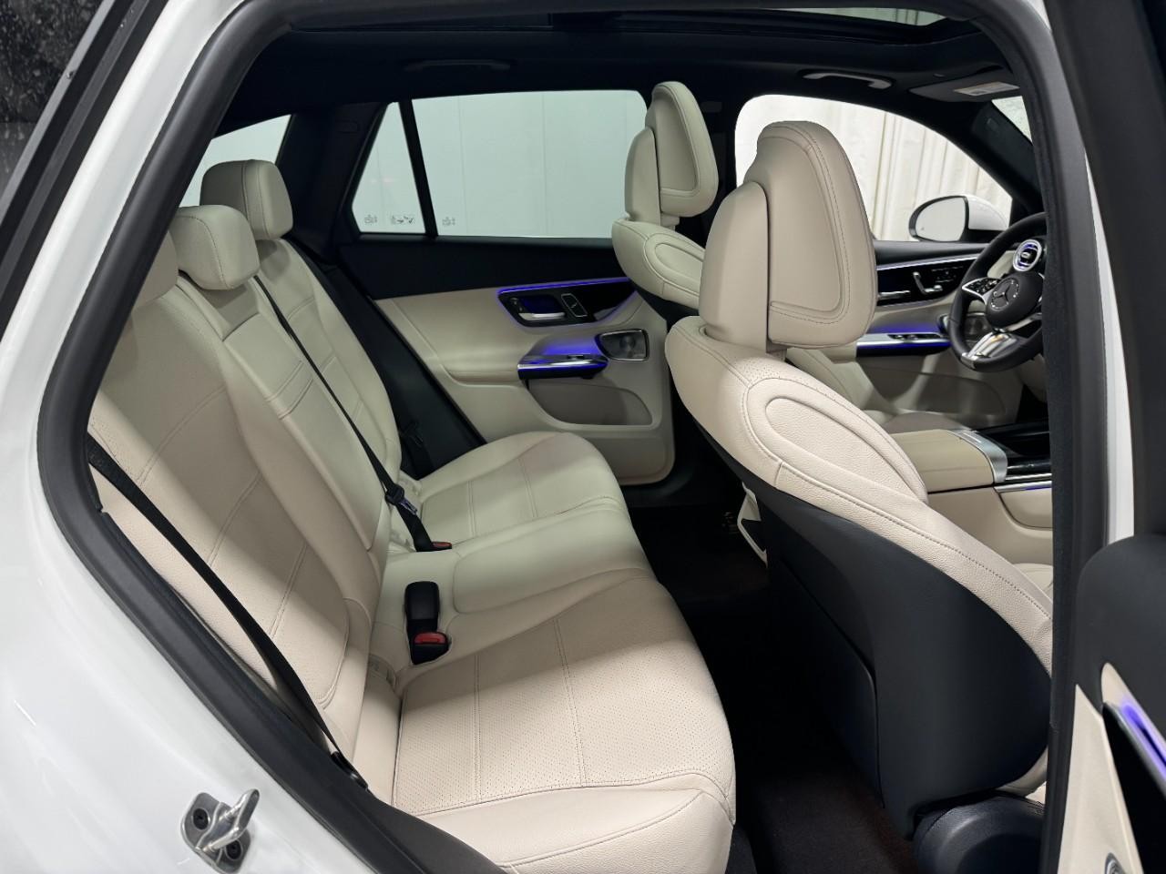 Mercedes-Benz GLC Vehicle Full-screen Gallery Image 10