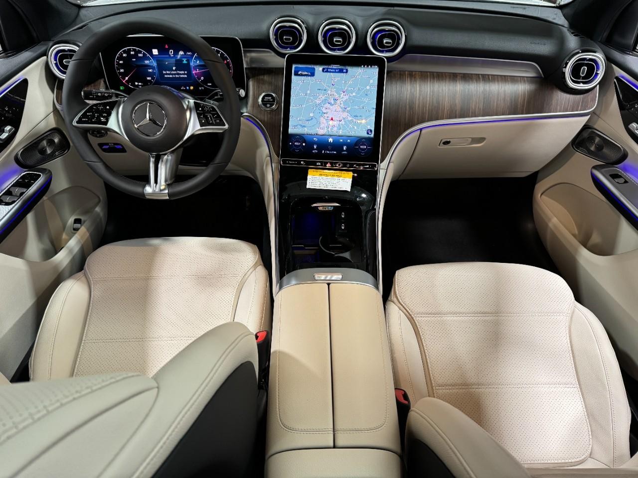 Mercedes-Benz GLC Vehicle Full-screen Gallery Image 12
