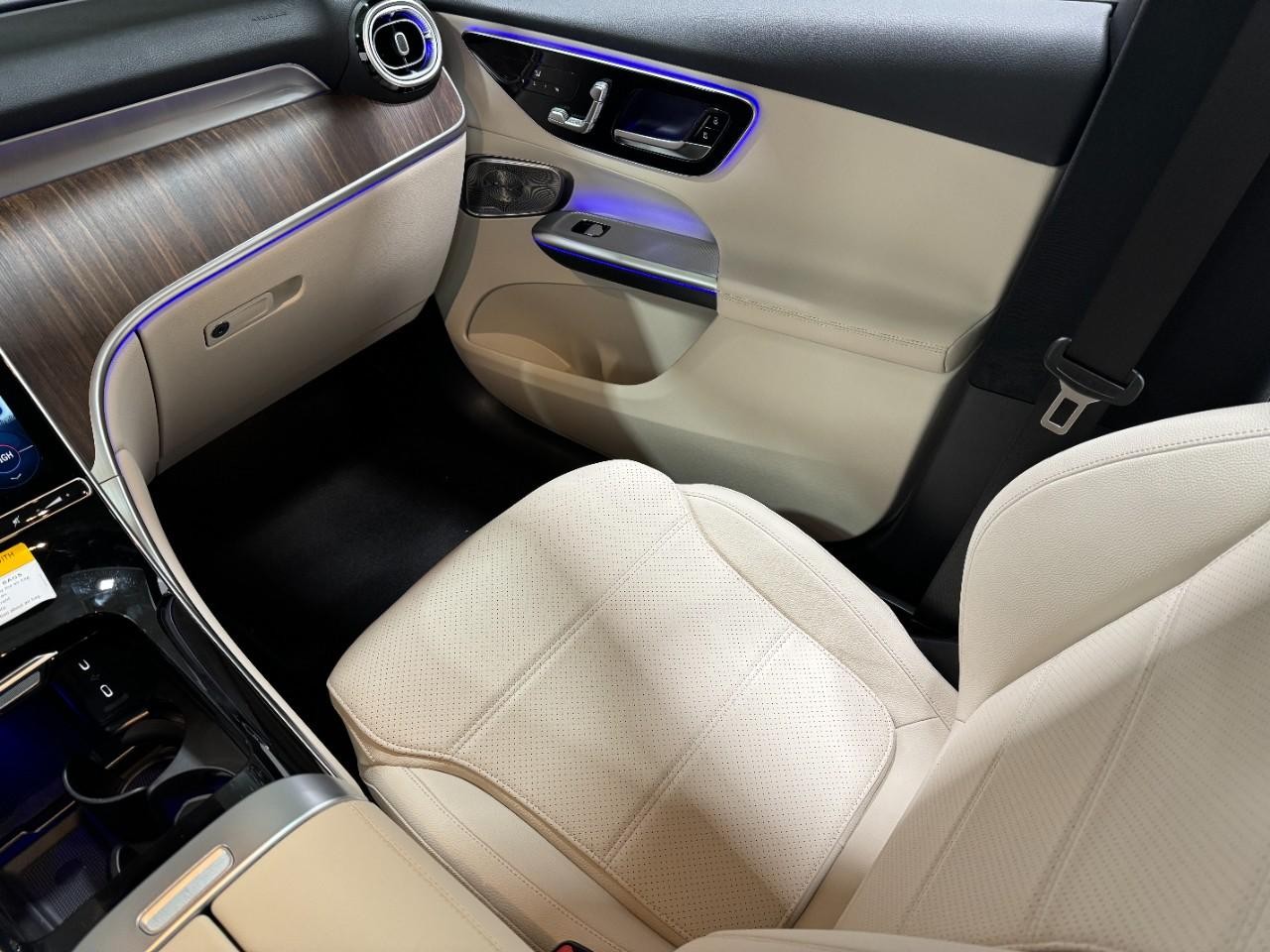 Mercedes-Benz GLC Vehicle Full-screen Gallery Image 15