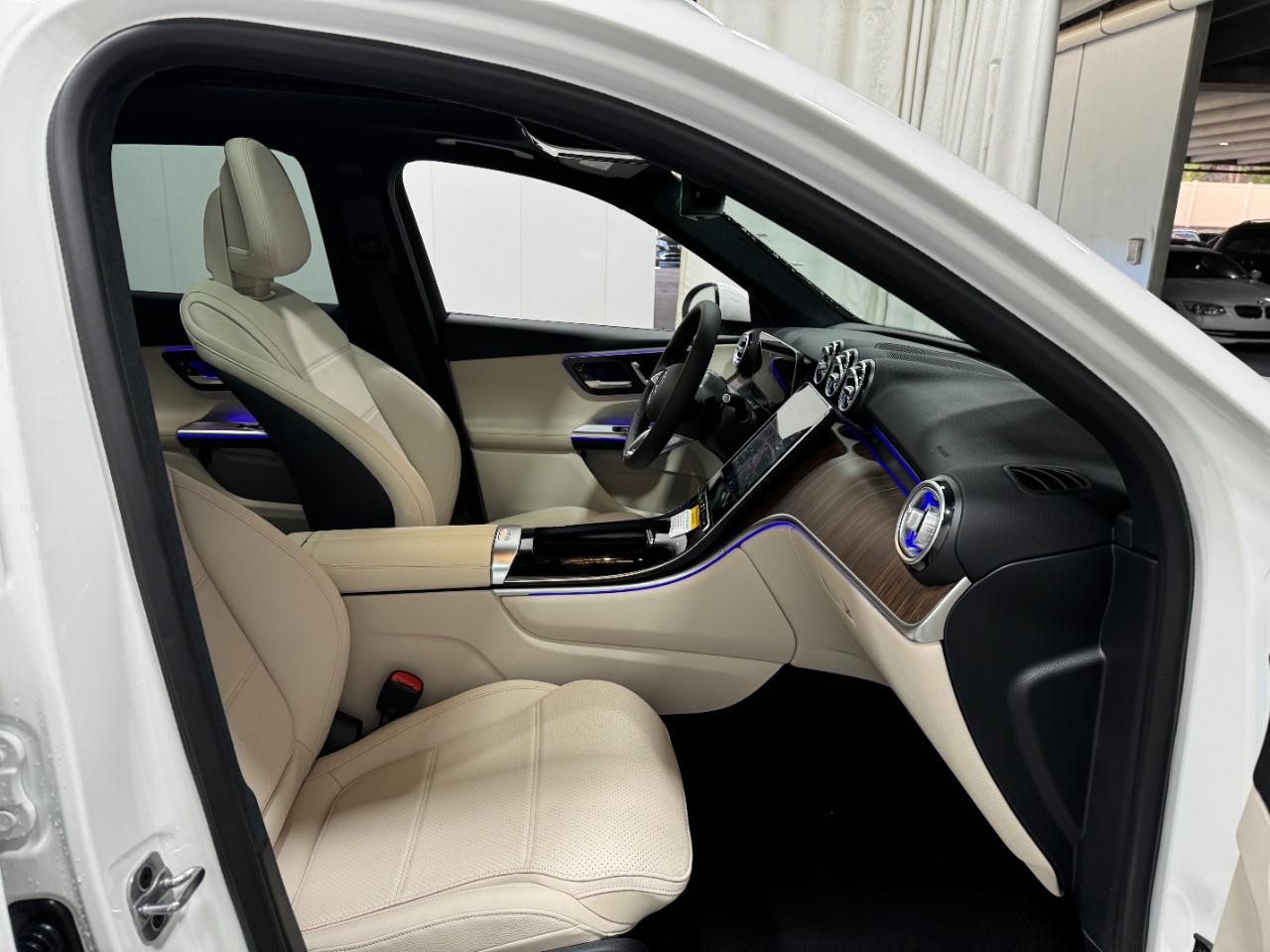 Mercedes-Benz GLC Vehicle Full-screen Gallery Image 16