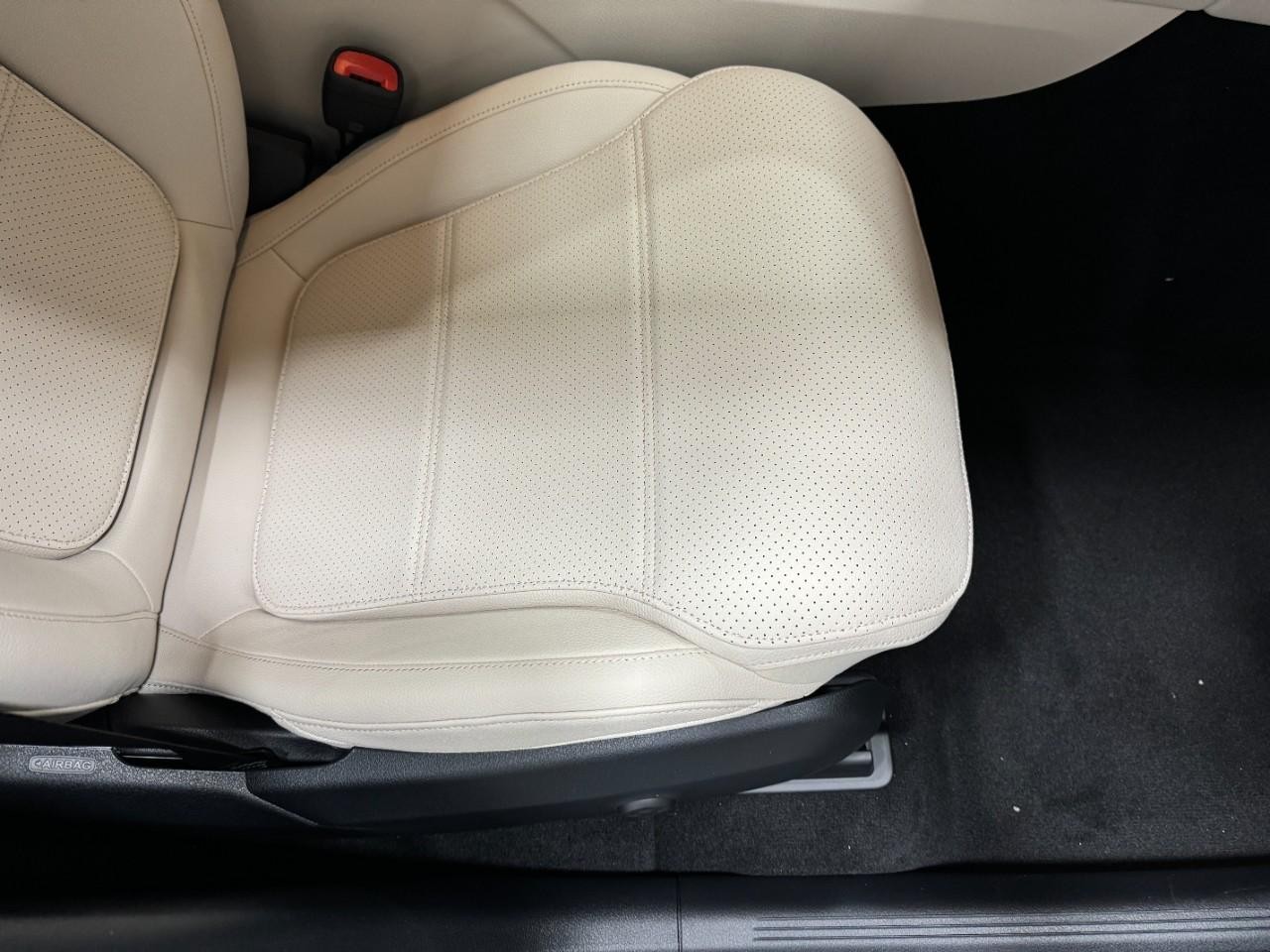 Mercedes-Benz GLC Vehicle Full-screen Gallery Image 17