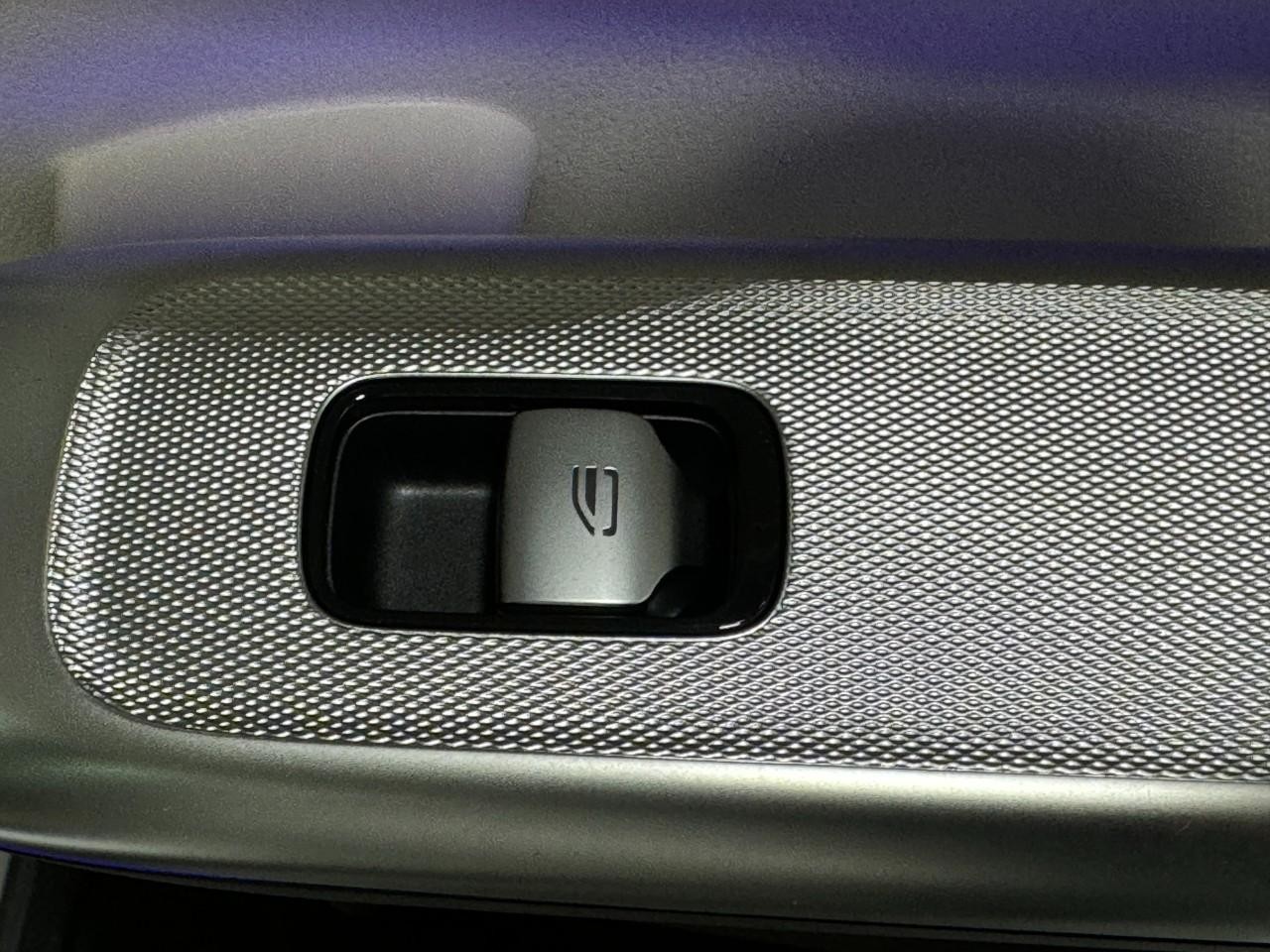 Mercedes-Benz GLC Vehicle Full-screen Gallery Image 21