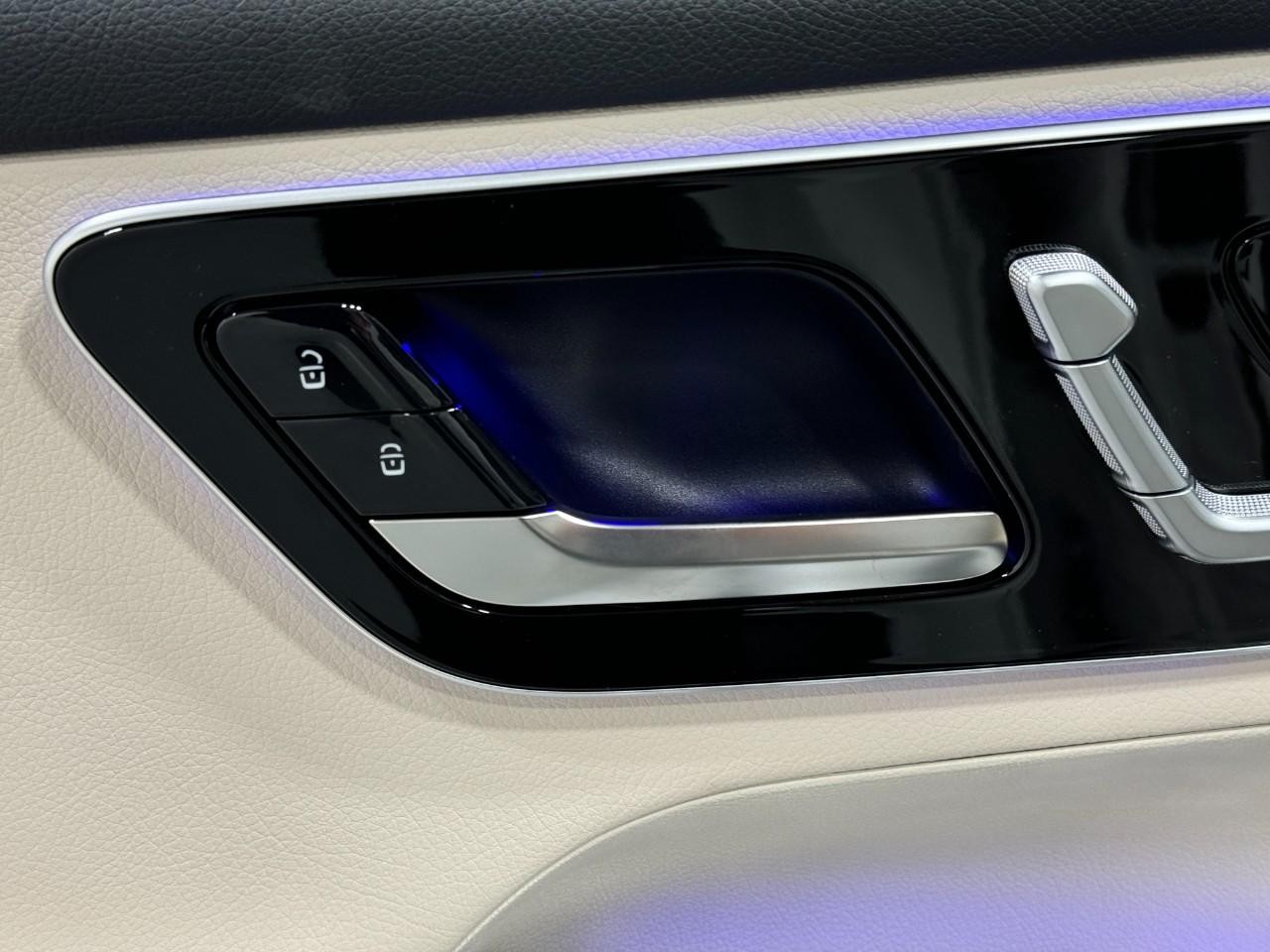 Mercedes-Benz GLC Vehicle Full-screen Gallery Image 23