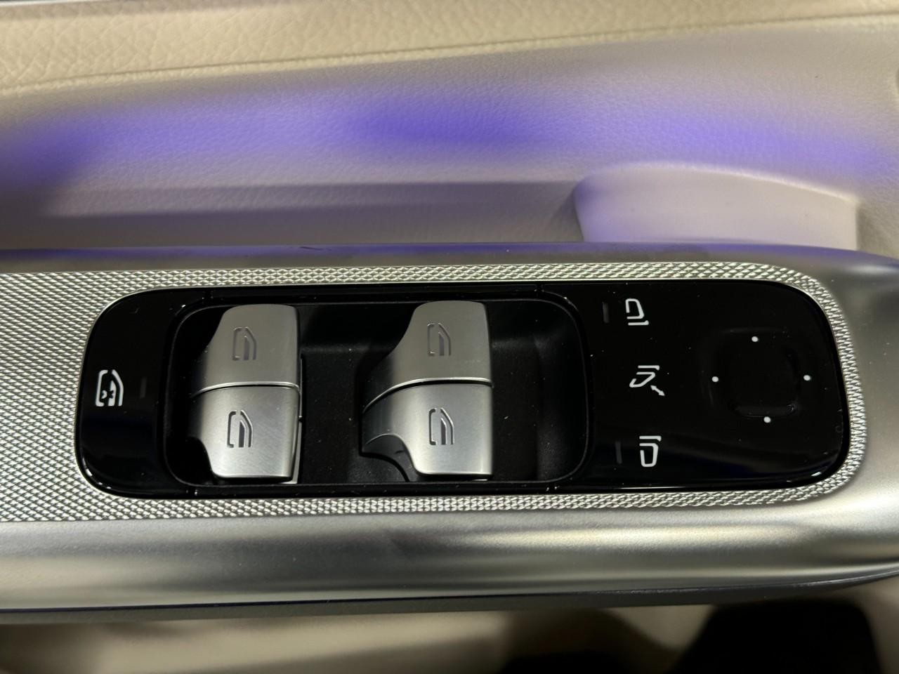 Mercedes-Benz GLC Vehicle Full-screen Gallery Image 24