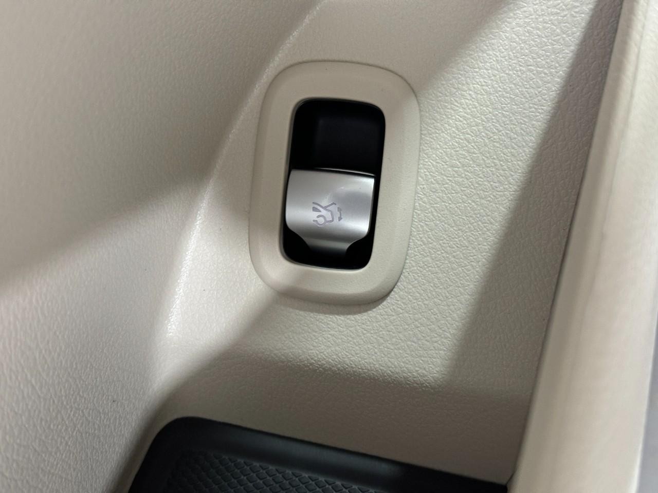 Mercedes-Benz GLC Vehicle Full-screen Gallery Image 26