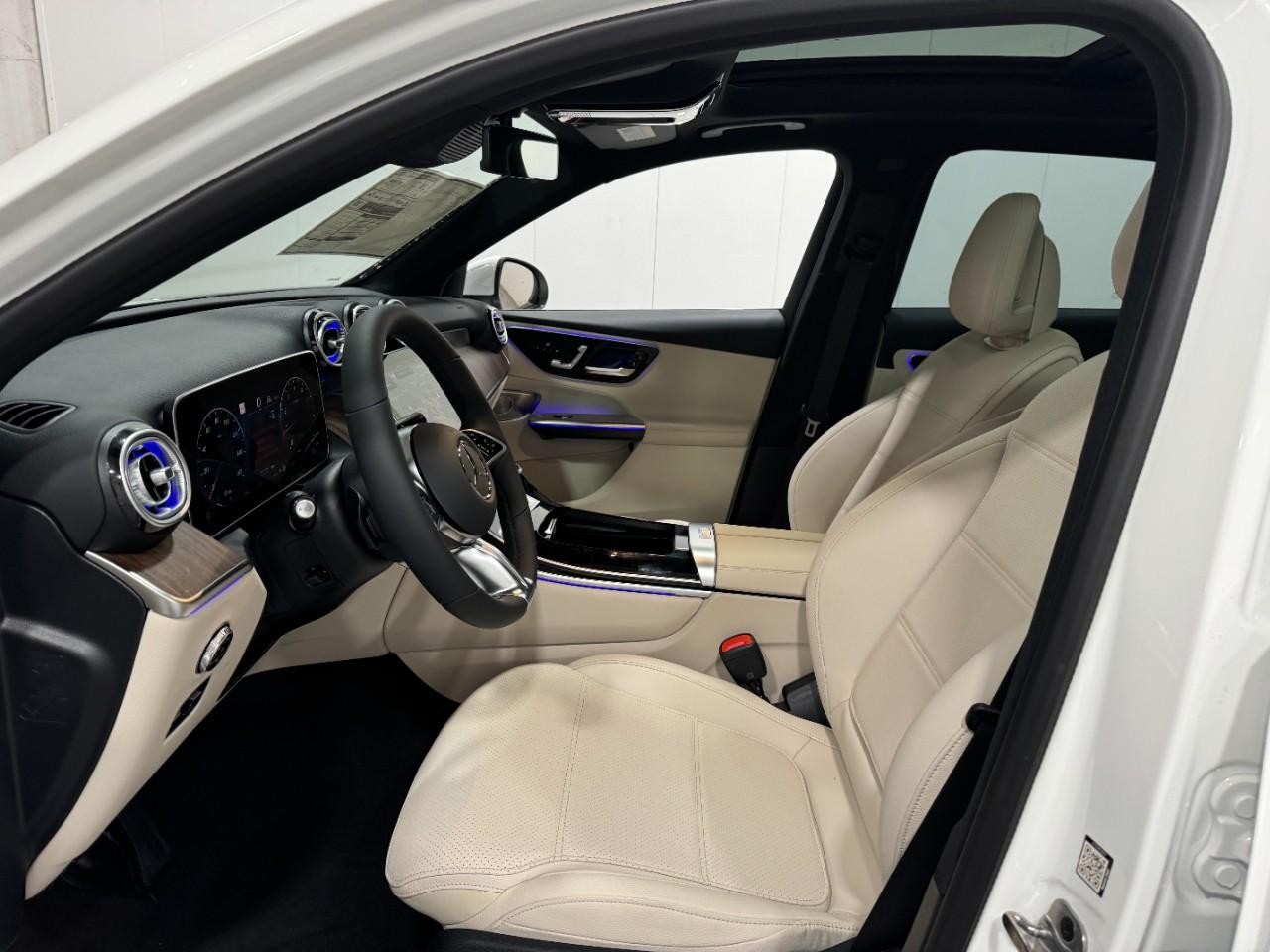 Mercedes-Benz GLC Vehicle Full-screen Gallery Image 27