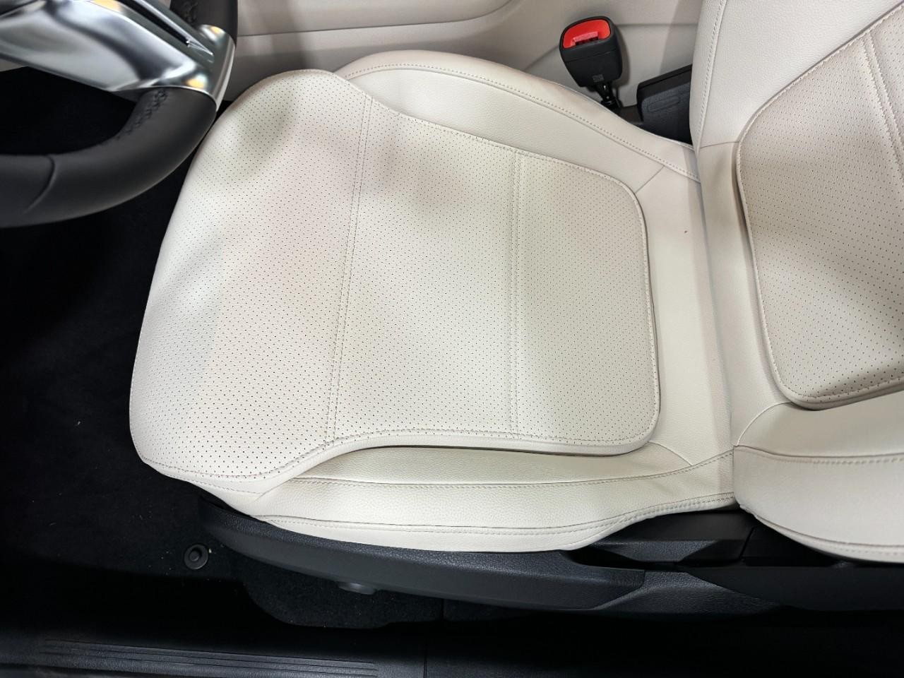 Mercedes-Benz GLC Vehicle Full-screen Gallery Image 28