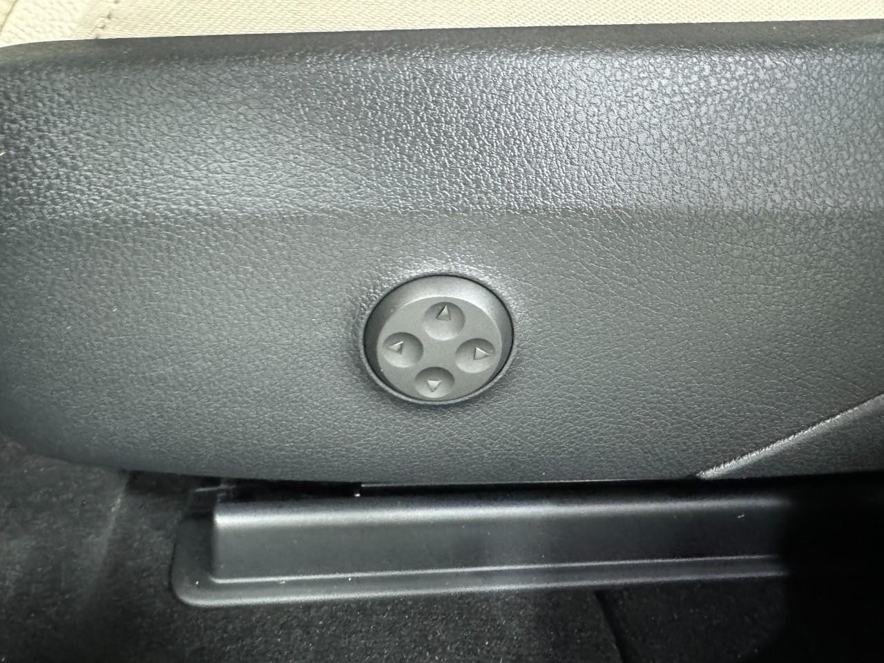 Mercedes-Benz GLC Vehicle Full-screen Gallery Image 29