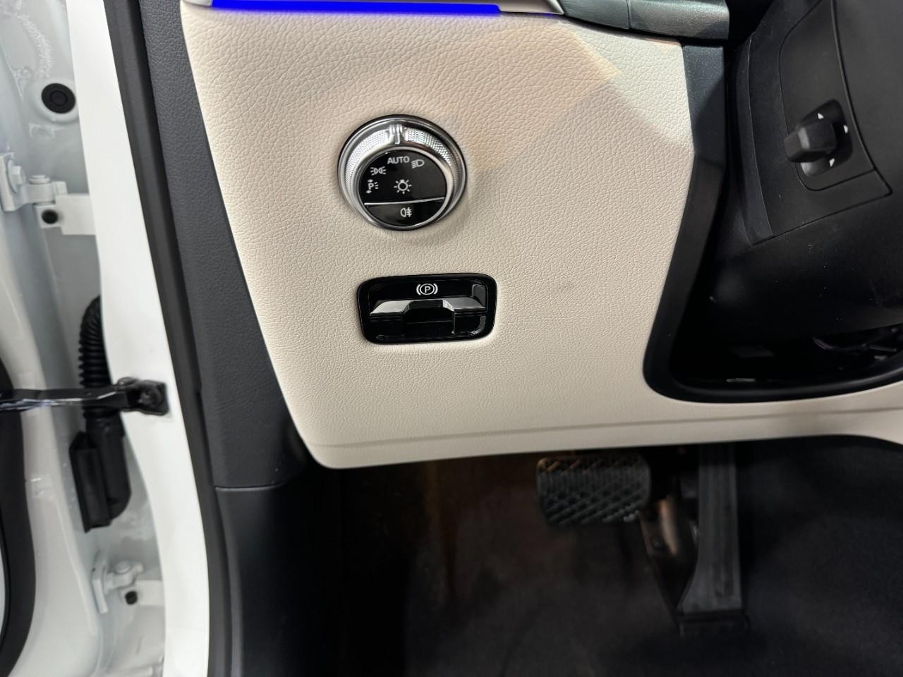 Mercedes-Benz GLC Vehicle Full-screen Gallery Image 30