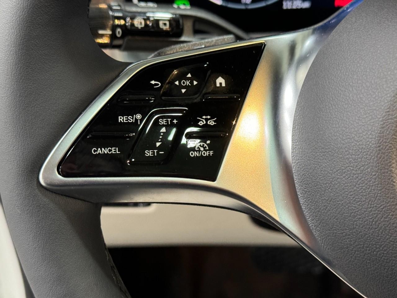 Mercedes-Benz GLC Vehicle Full-screen Gallery Image 31