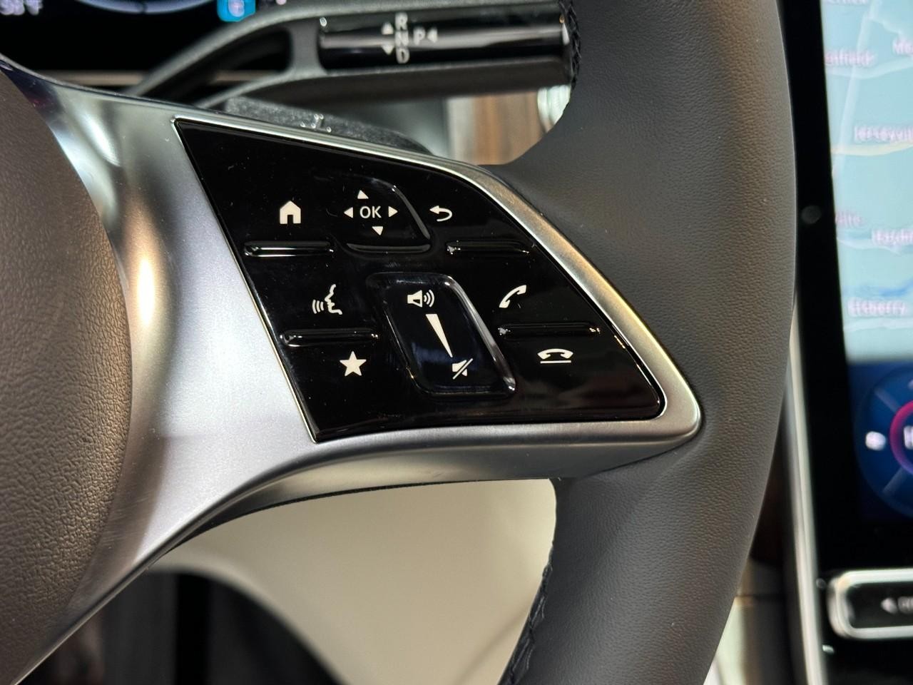 Mercedes-Benz GLC Vehicle Full-screen Gallery Image 32