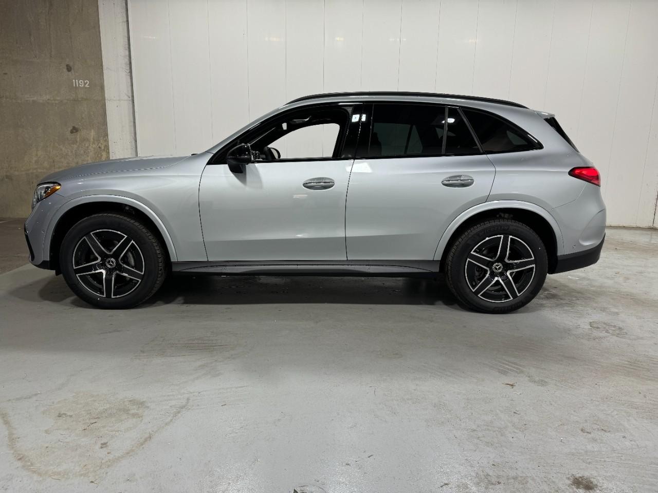 Mercedes-Benz GLC Vehicle Full-screen Gallery Image 2