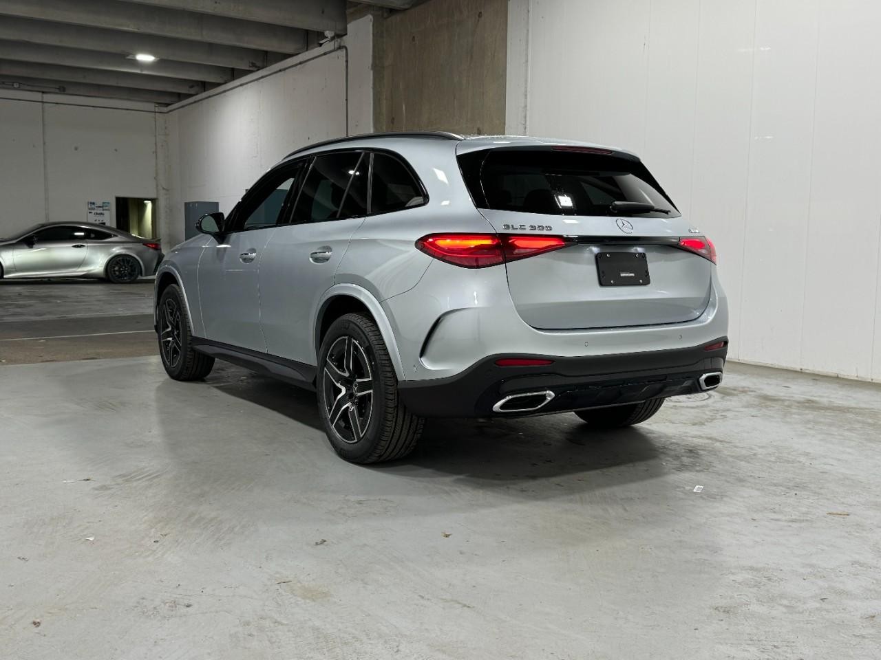 Mercedes-Benz GLC Vehicle Full-screen Gallery Image 3