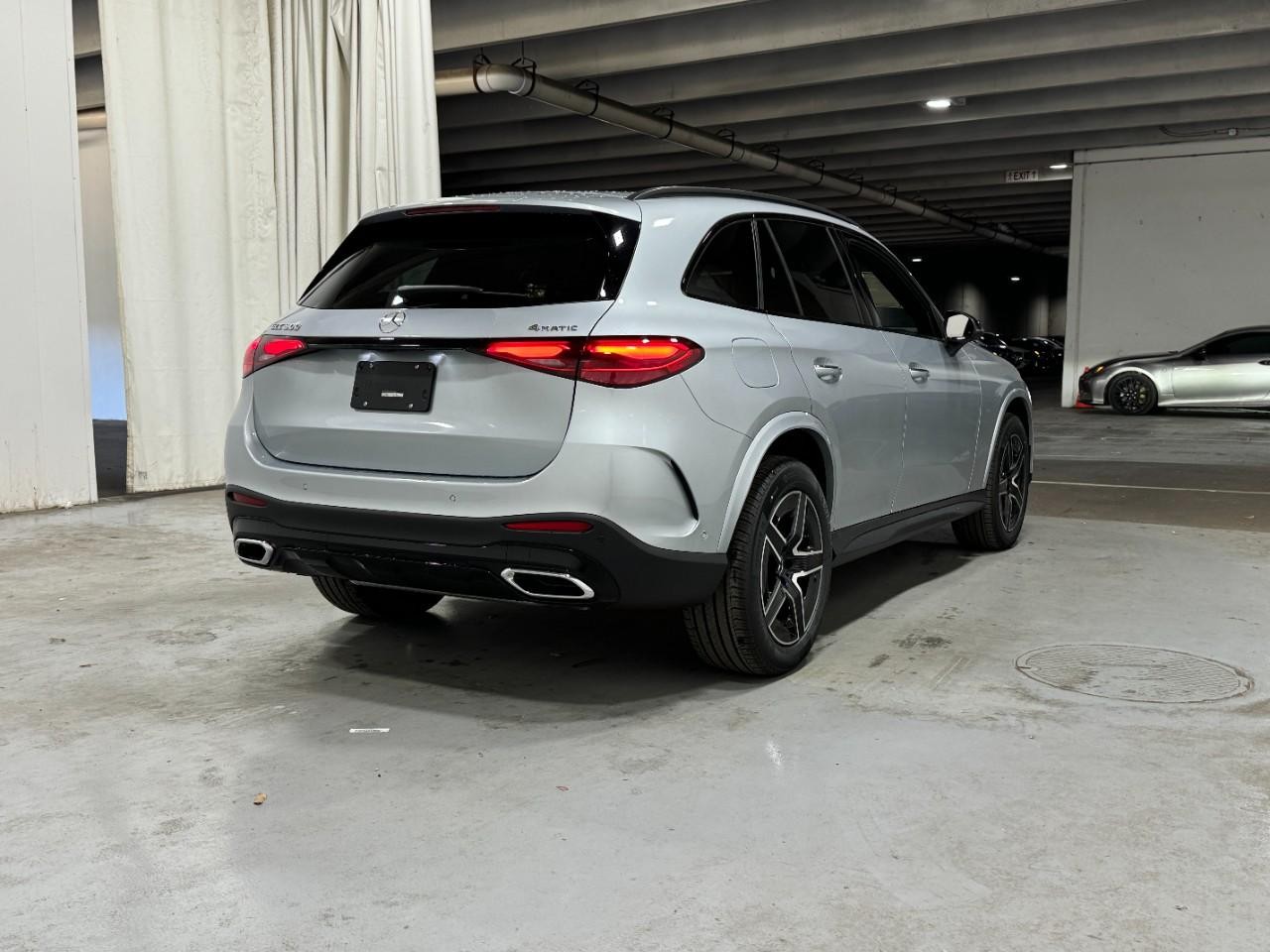 Mercedes-Benz GLC Vehicle Full-screen Gallery Image 4