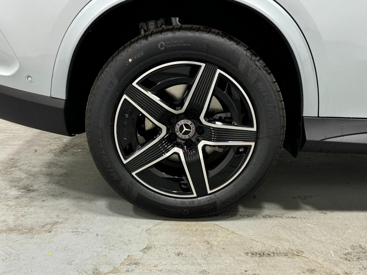 Mercedes-Benz GLC Vehicle Full-screen Gallery Image 5