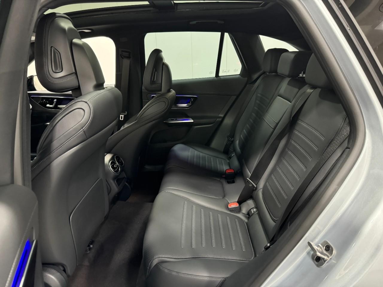 Mercedes-Benz GLC Vehicle Full-screen Gallery Image 8