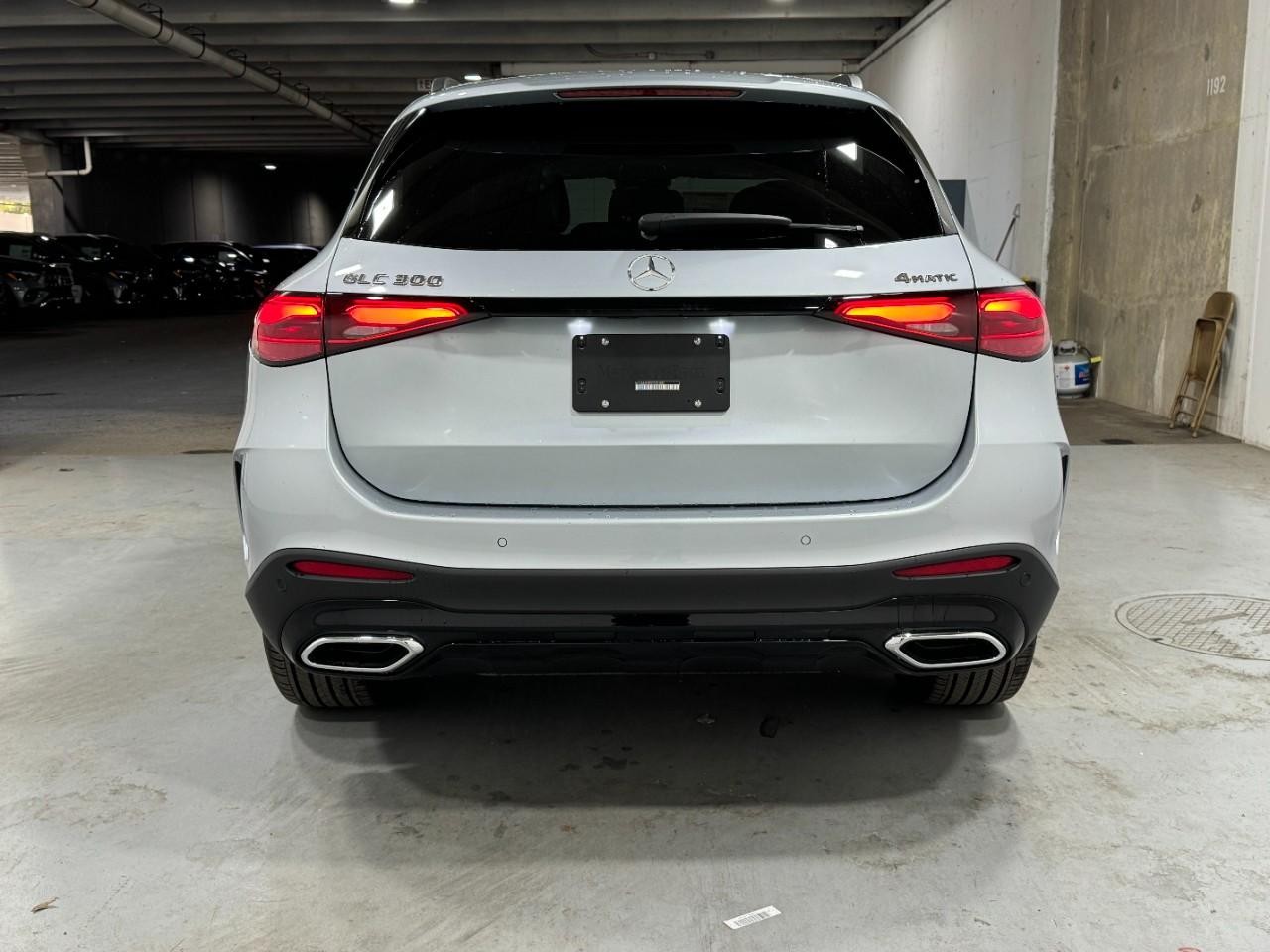 Mercedes-Benz GLC Vehicle Full-screen Gallery Image 9