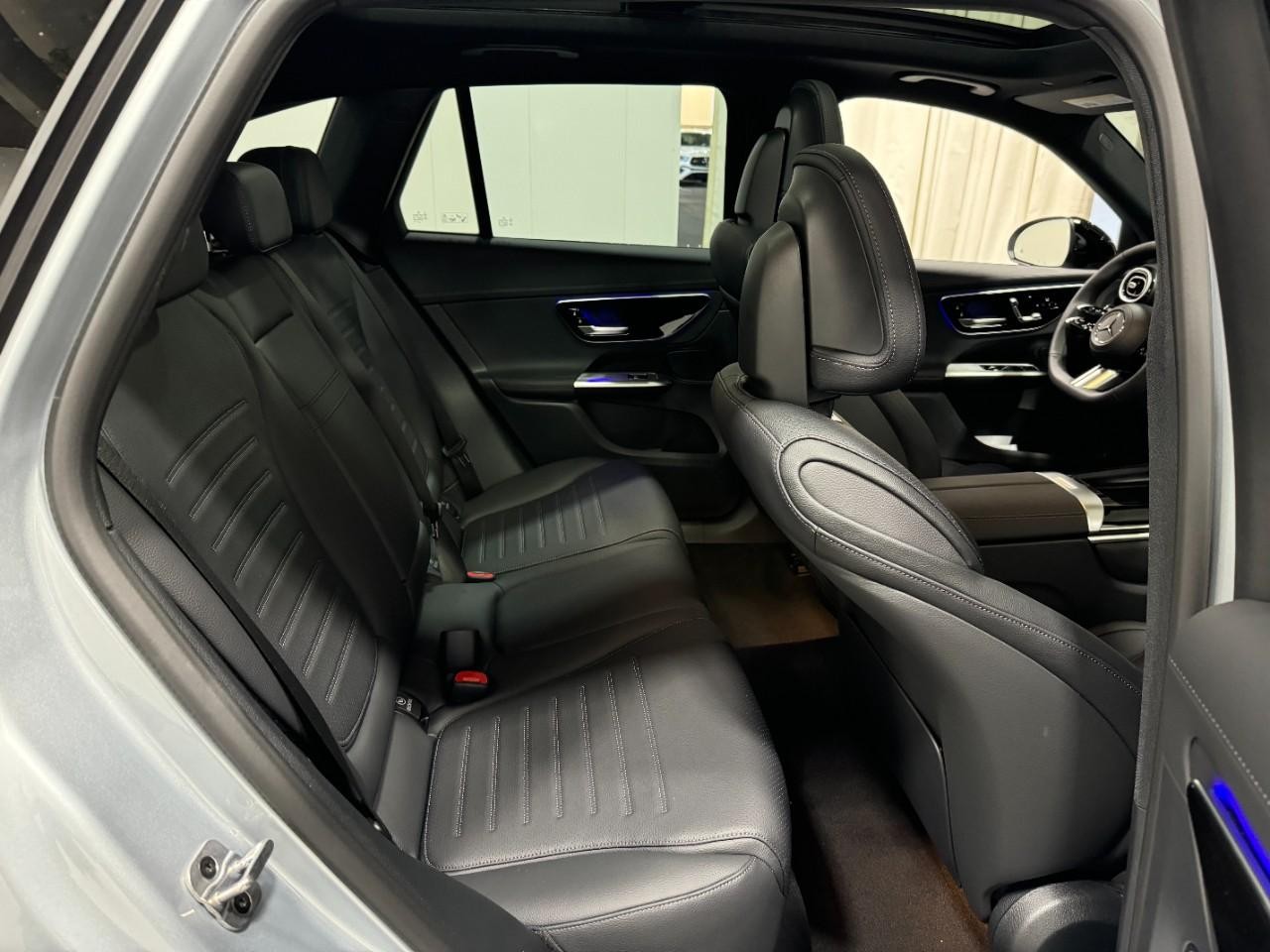 Mercedes-Benz GLC Vehicle Full-screen Gallery Image 10