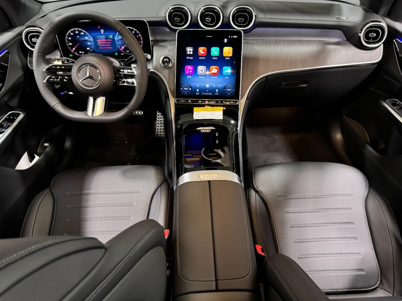 Mercedes-Benz GLC Vehicle Full-screen Gallery Image 12