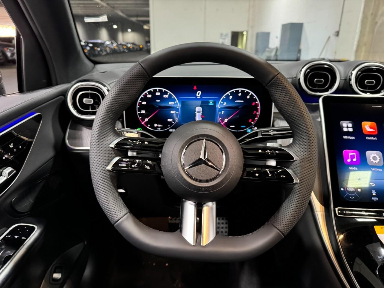 Mercedes-Benz GLC Vehicle Full-screen Gallery Image 13
