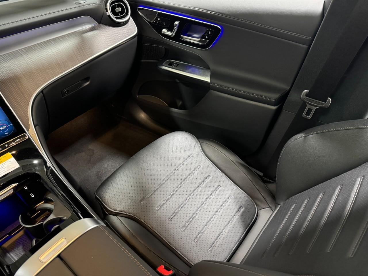 Mercedes-Benz GLC Vehicle Full-screen Gallery Image 15