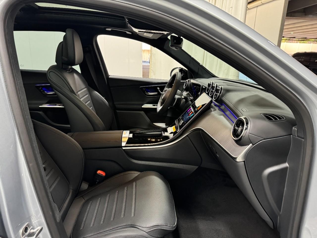 Mercedes-Benz GLC Vehicle Full-screen Gallery Image 16