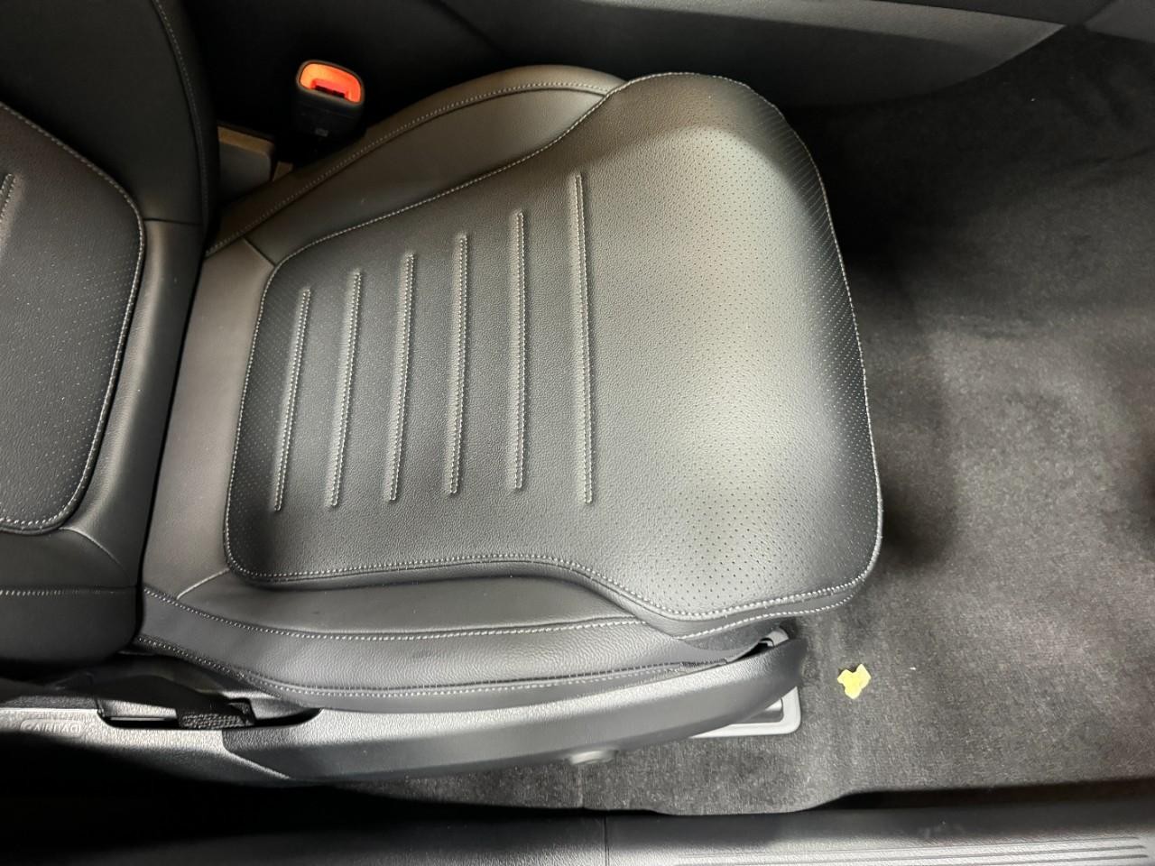 Mercedes-Benz GLC Vehicle Full-screen Gallery Image 17