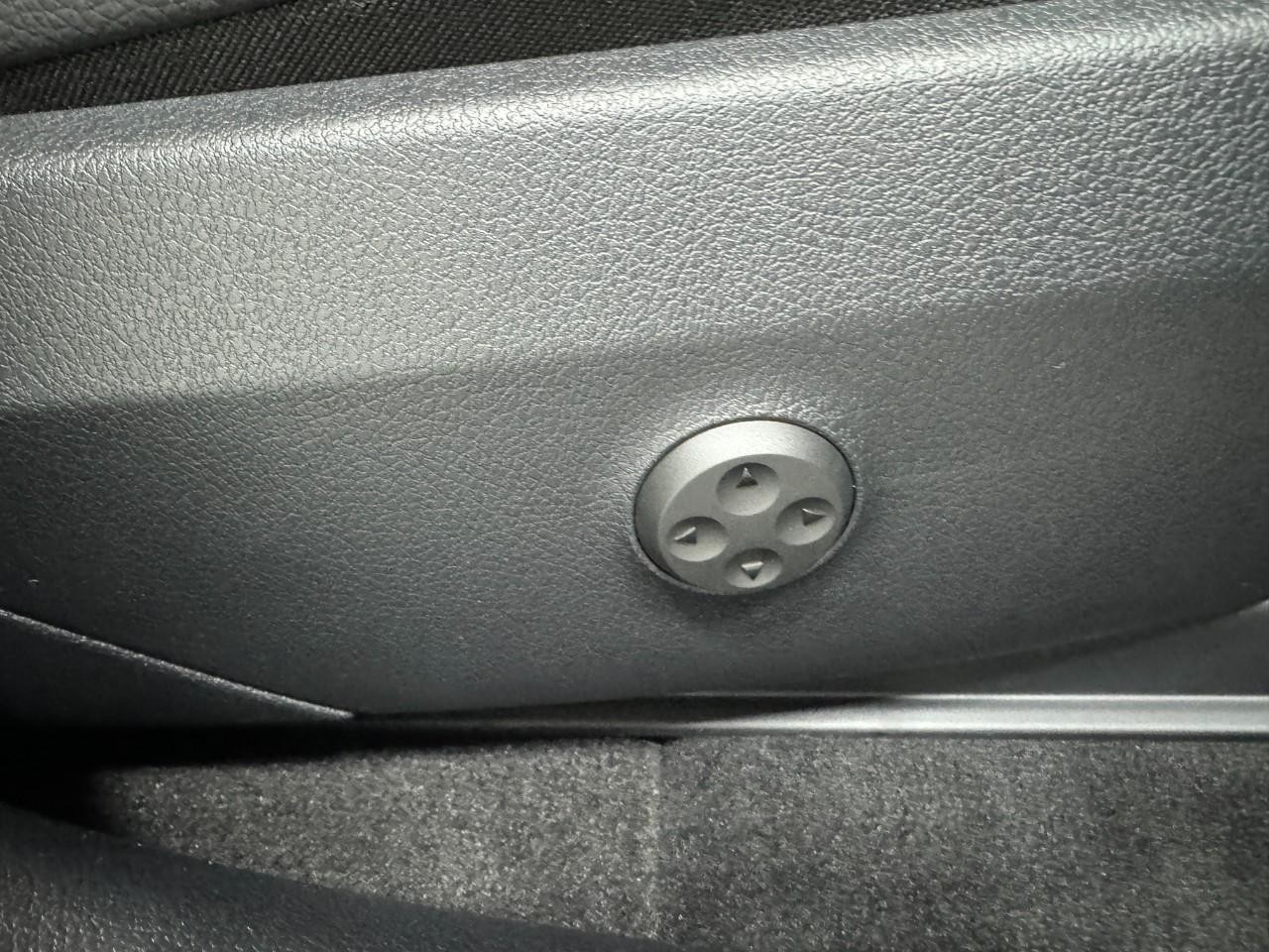 Mercedes-Benz GLC Vehicle Full-screen Gallery Image 18