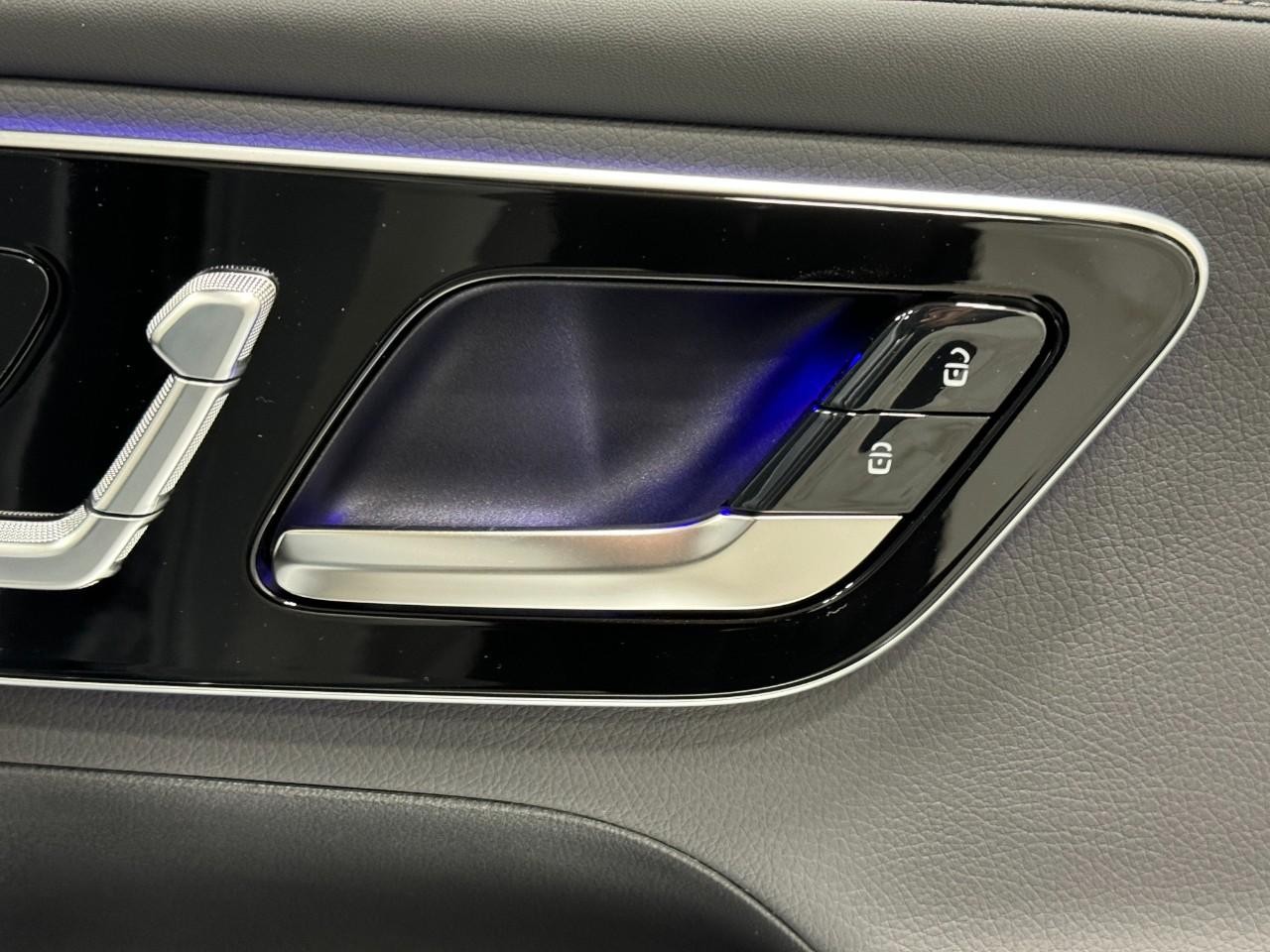 Mercedes-Benz GLC Vehicle Full-screen Gallery Image 20