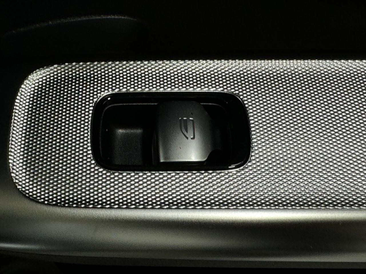 Mercedes-Benz GLC Vehicle Full-screen Gallery Image 21