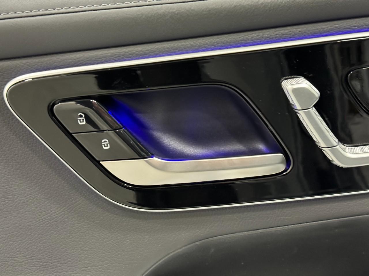 Mercedes-Benz GLC Vehicle Full-screen Gallery Image 23