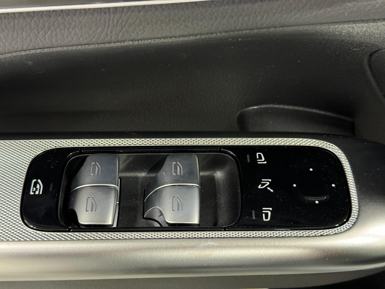 Mercedes-Benz GLC Vehicle Full-screen Gallery Image 24