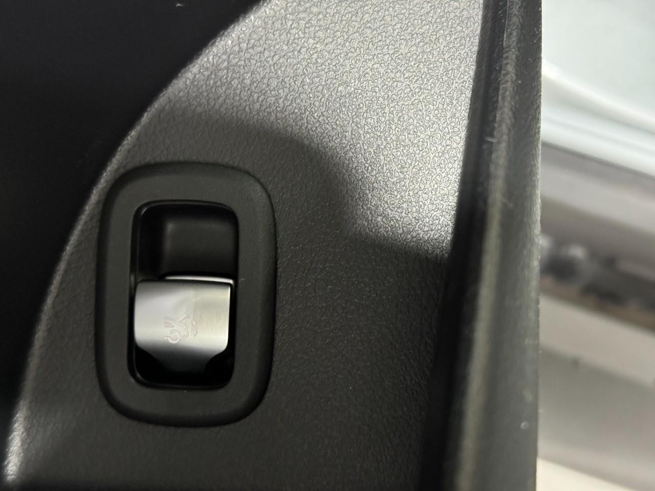 Mercedes-Benz GLC Vehicle Full-screen Gallery Image 25