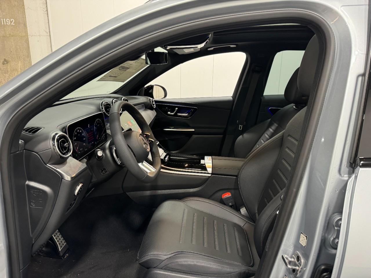 Mercedes-Benz GLC Vehicle Full-screen Gallery Image 26