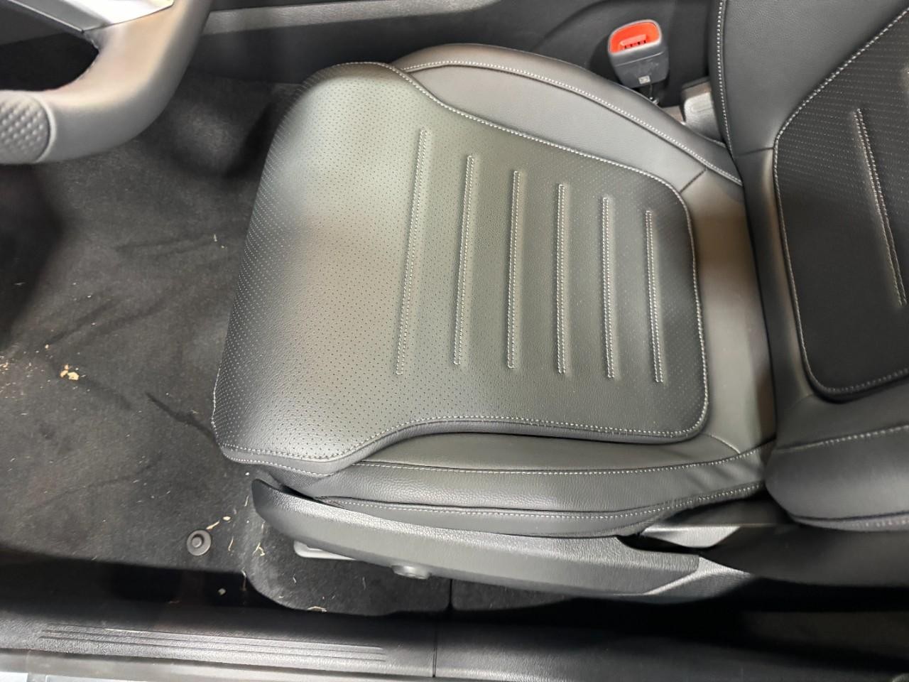 Mercedes-Benz GLC Vehicle Full-screen Gallery Image 27