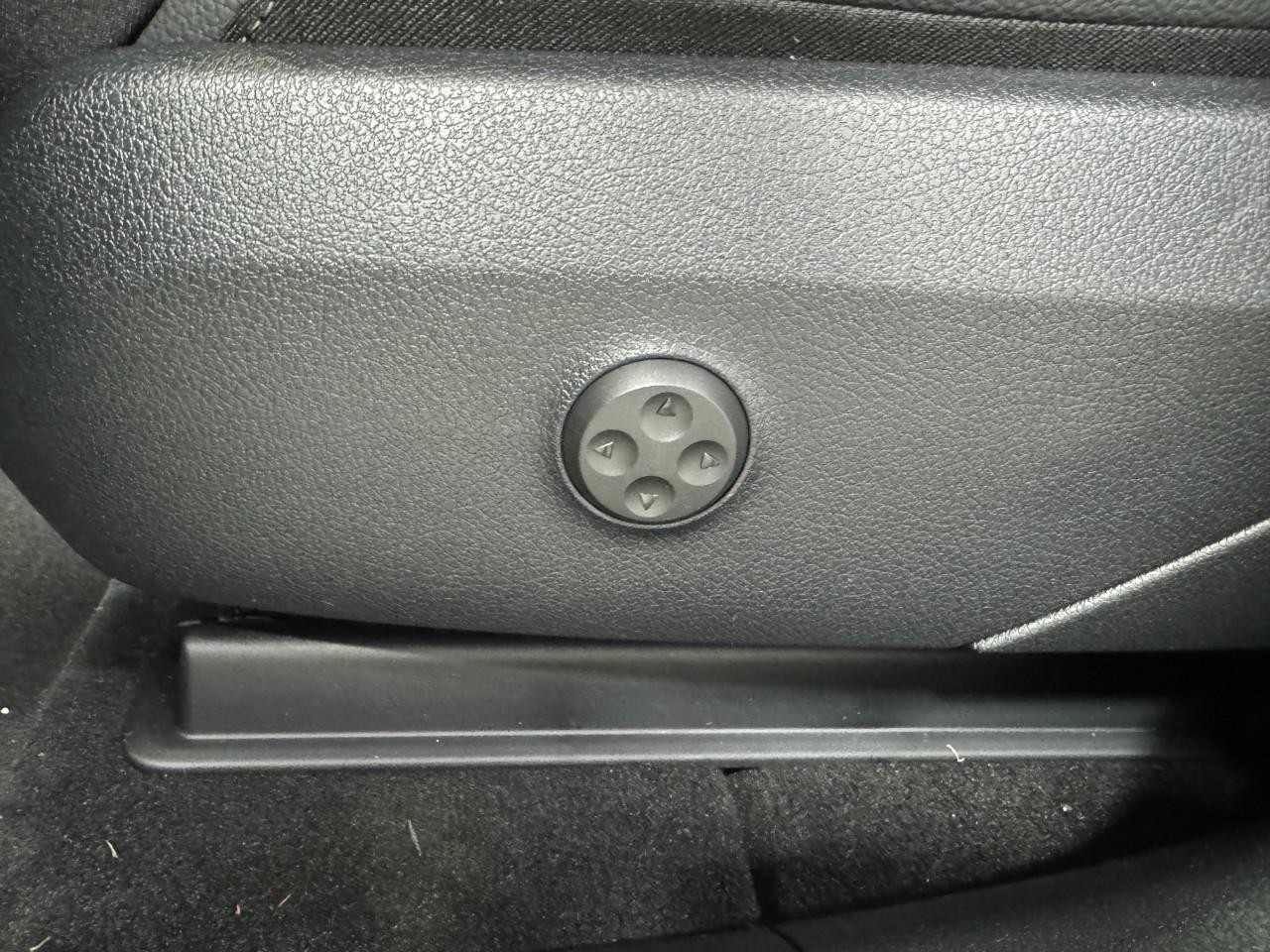 Mercedes-Benz GLC Vehicle Full-screen Gallery Image 28