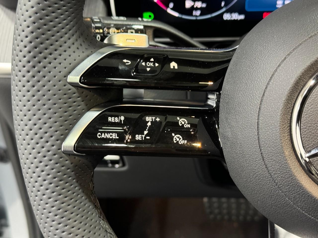 Mercedes-Benz GLC Vehicle Full-screen Gallery Image 30