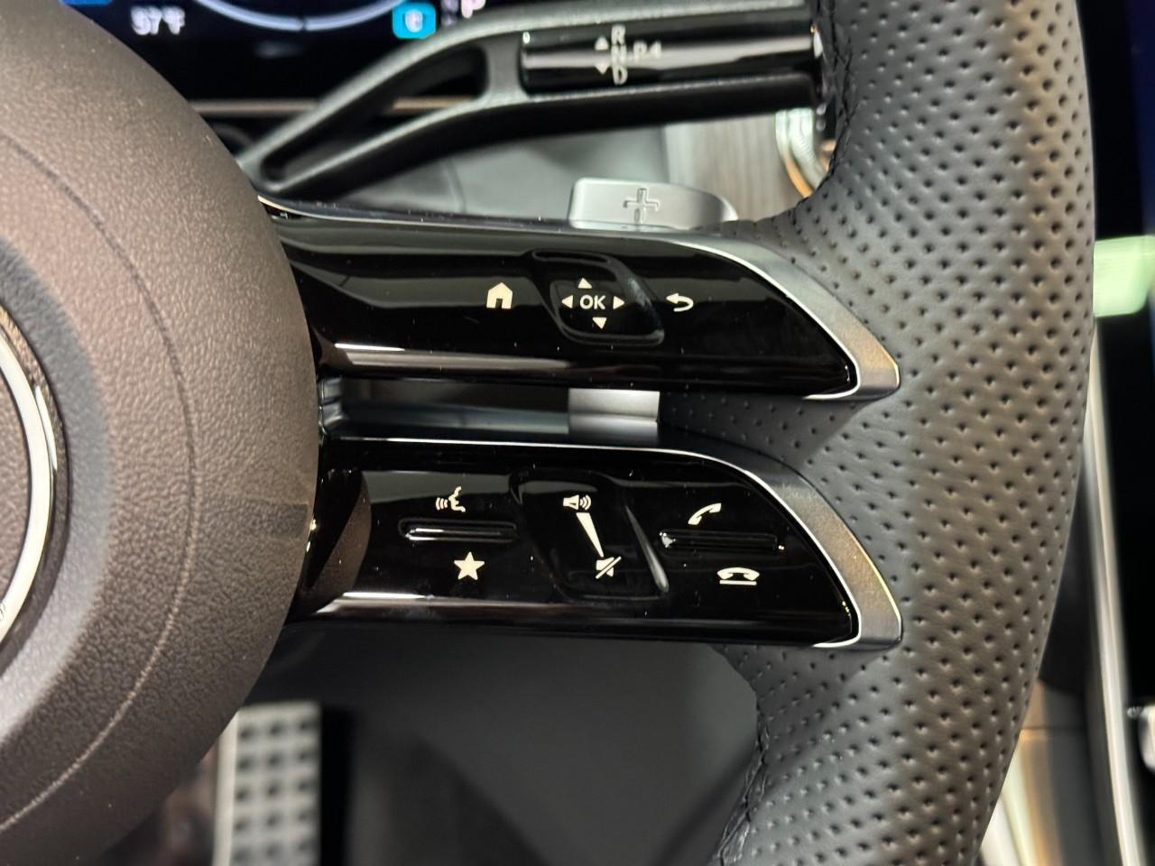 Mercedes-Benz GLC Vehicle Full-screen Gallery Image 31