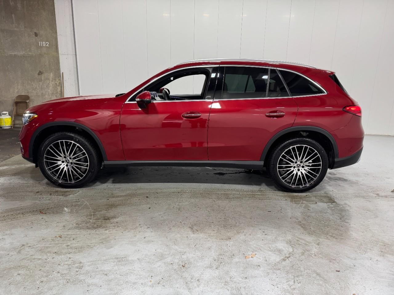 Mercedes-Benz GLC Vehicle Full-screen Gallery Image 2